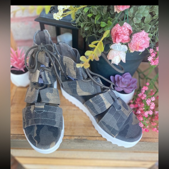 Very G Shoes - Camo wedged sandal